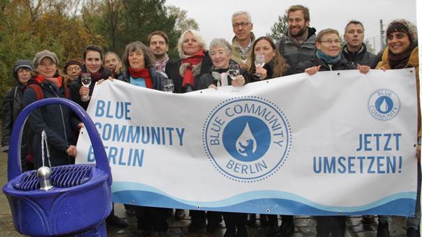 Maude Barlow überreicht Berlin „Blue Community“-Zertifikat