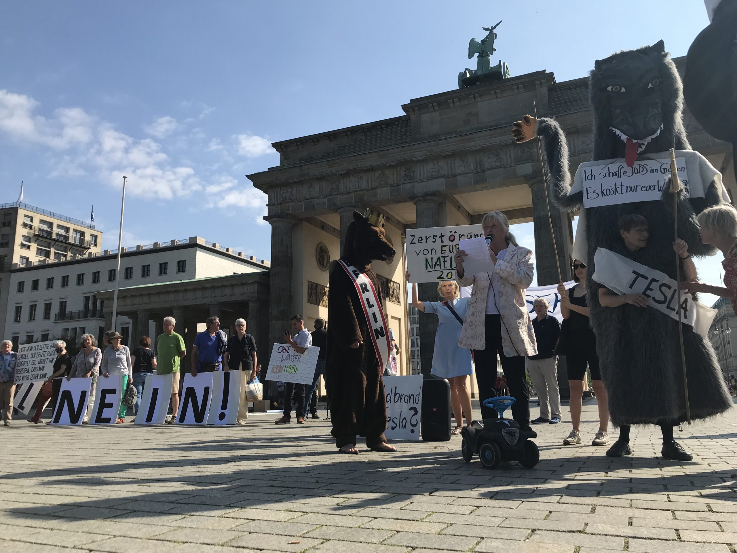 Protestaktion vor dem Brandenburger Tor – Wassertafel Berlin-Brandenburg sagt: „TESLA, GOOD BYE!“