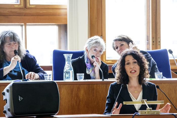 Senatorin Jarasch hält eine Rede. Im Hintergrund v.l.n.r. Dorothea Härlin, Maude Barlow und Andera XY