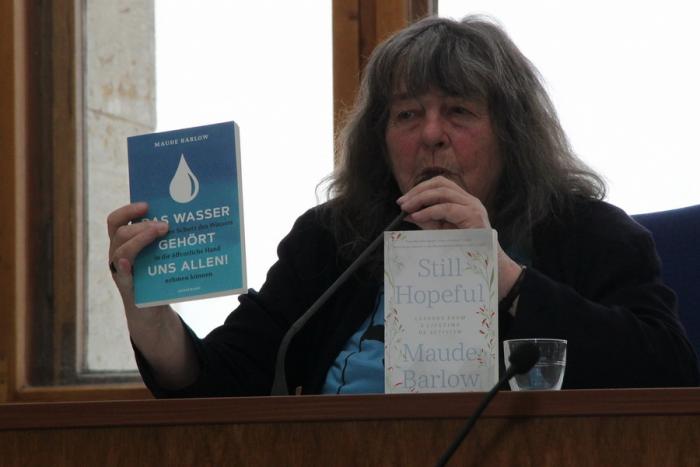 Dorothea Härlin vom Berliner Wassertisch stellt Barlow's Bücher vor